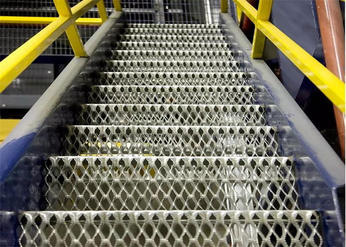 Crocodile Mouth Type Metal Galvanized Anti Skid Perforated Sheet For Stairs Mesh